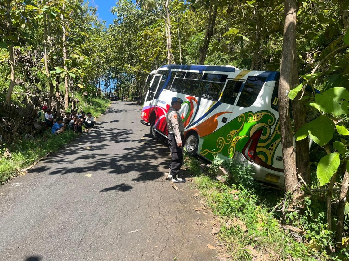 Tidak Kuat Menanjak, Bus Rombongan SMA 1 Banguntapan Terperosok Saat Akan Takziah Ke ...