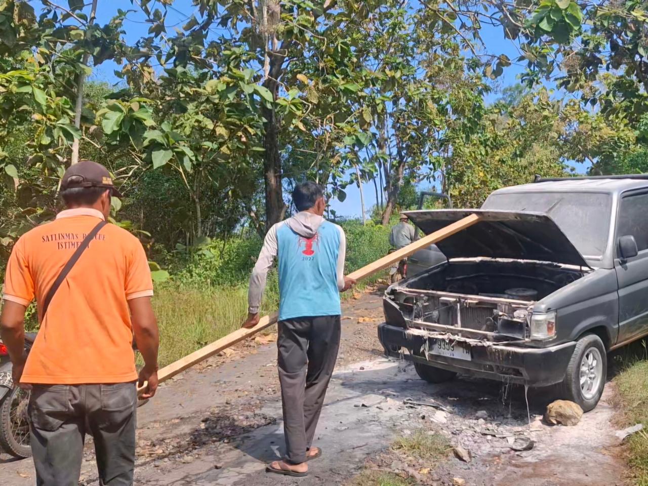 Diduga Korsleting Listrik, Mobil Pengangkut Material di Gunungkidul Terbakar