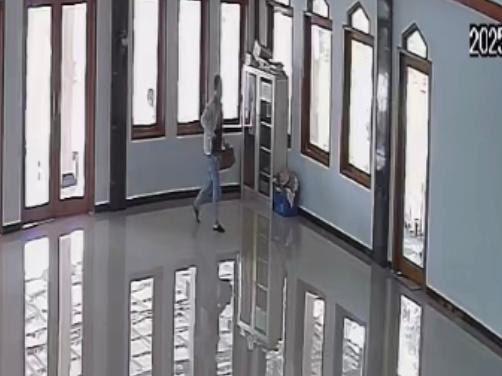 Terekam CCTV, Pria Curi Kotak Infaq di Masjid Ki Ageng Pemanahan Gunungkidul