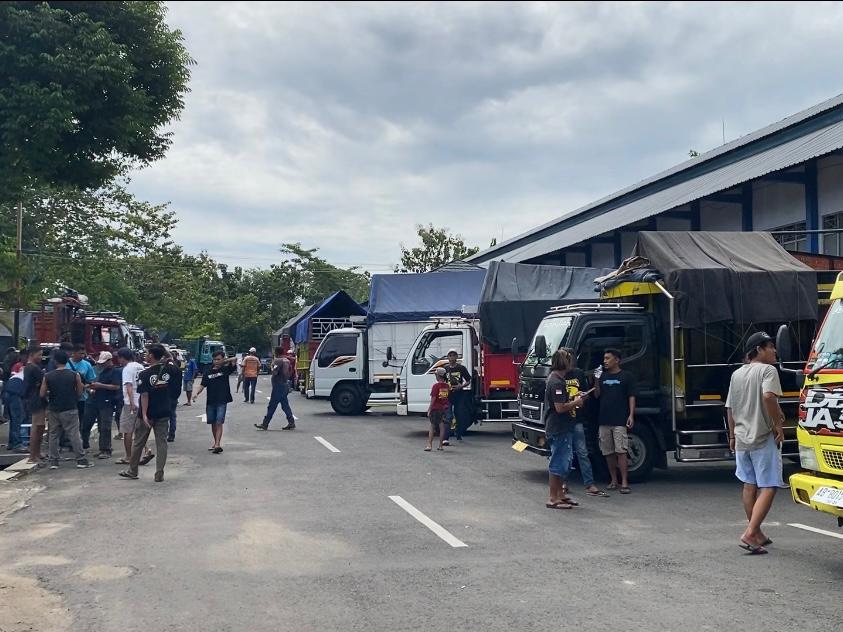 Puluhan Truk Geruduk Dishub Gunungkidul Untuk Protes Kebijakan ODOL dan Sulitnya Uji KIR