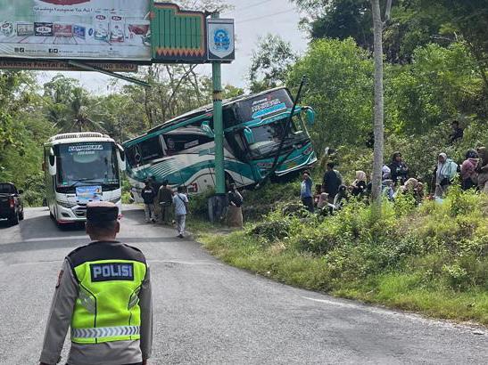 Diduga Rem Blong, Bus Pariwisata Terperosok di Jalur Pantai Gunungkidul