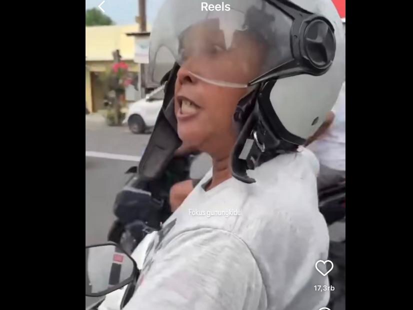 Tidak Terima Diklakson, Seorang Ibu-Ibu di Gunungkidul Marahi Pengendara Lain Hingga Meludah