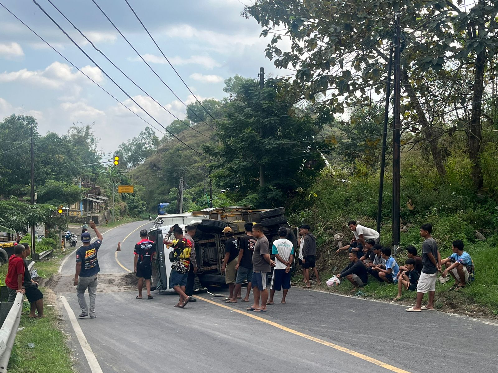 Patah As Roda, Truk Muatan Pasir Terguling di Tanjakan Pokcucak Gunungkidul
