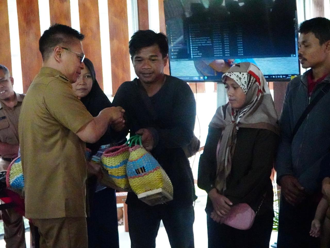 Upaya Tekan Angka Stunting di Gunungkidul, Ratusan Pasang Ayam Dibagikan ke Masyarakat