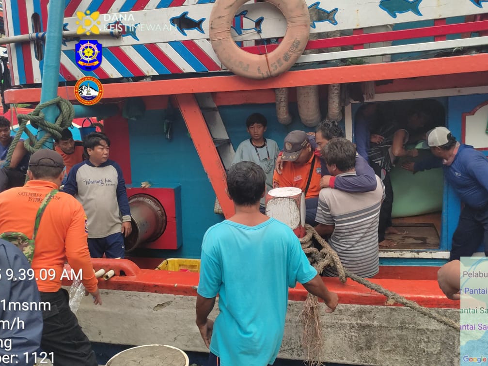 Dihantam Ombak Saat Mengisi Bahan Bakar, Sebuah Kapal Nelayan Terbalik di Pantai Sadeng