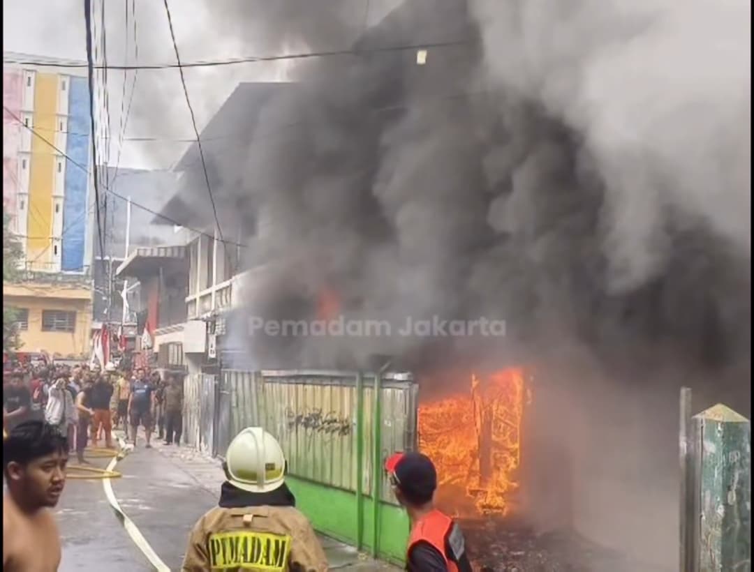 Kebakaran di Jakarta Barat Hari Ini, 16 Unit dan 80 Personel Damkar Dikerahkan