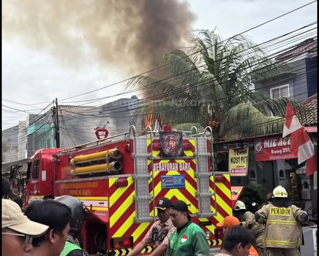 Kebakaran Rumah di Kebayoran Baru Jakarta Selatan, Api Merembet ke Bangunan Lain