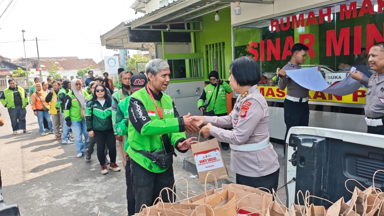 Jelang Hari Bhayangkara ke-80, Ditlantas Polda DIY Bagikan 500 Sembako dan Ajak Driver ...