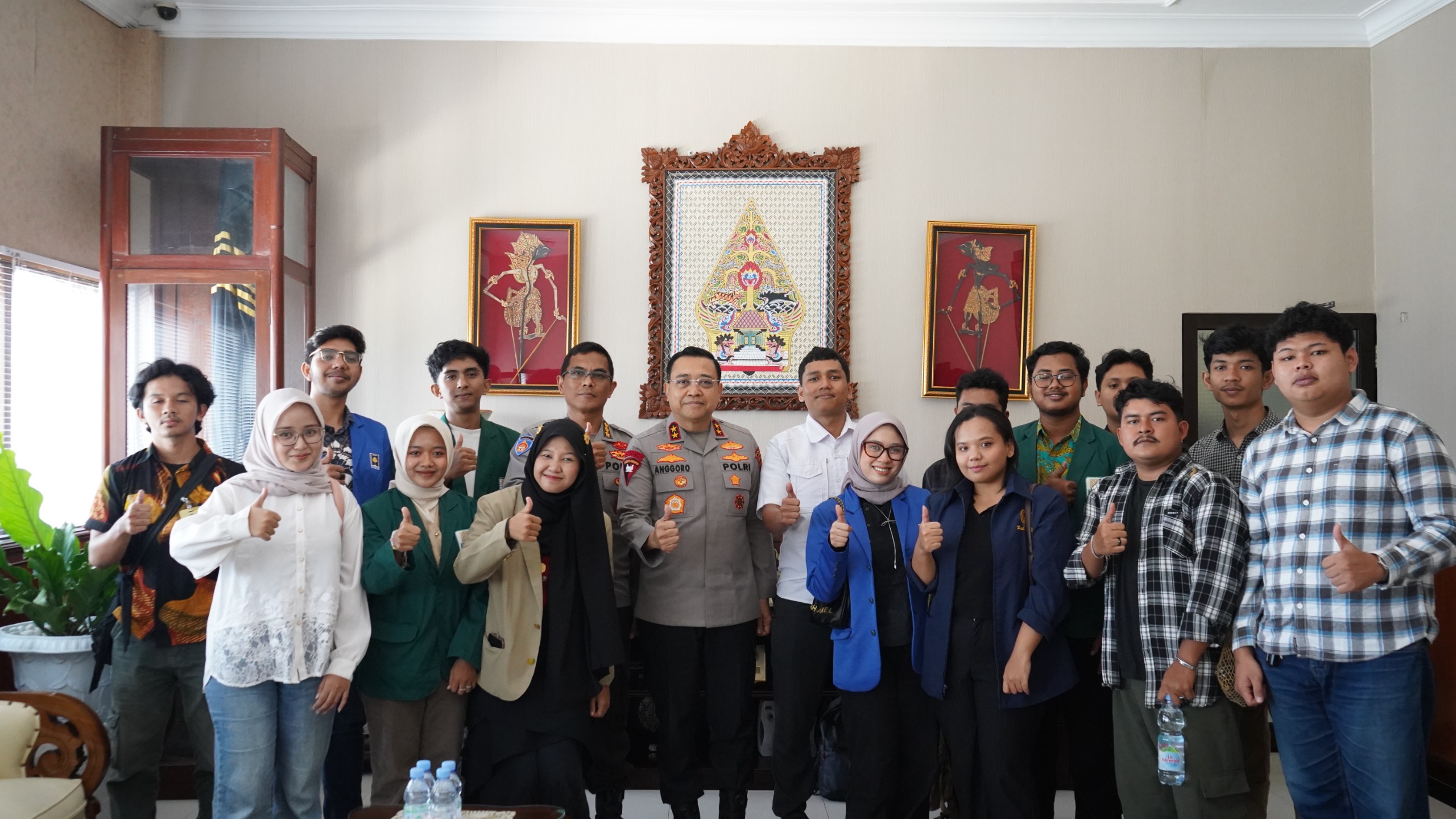Kapolda DIY Salurkan Bantuan untuk 306 Mahasiswa Korban Banjir Sumatera, Pastikan Kuliah Tak ...