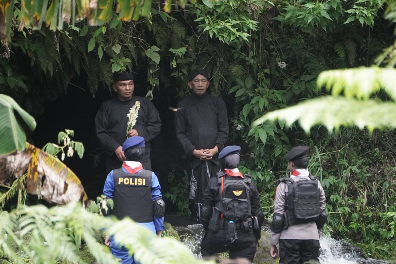 Sambut Hari Bhayangkara ke-80, Polda DIY Gelar Tradisi Pengambilan Air Suci dari Lereng ...