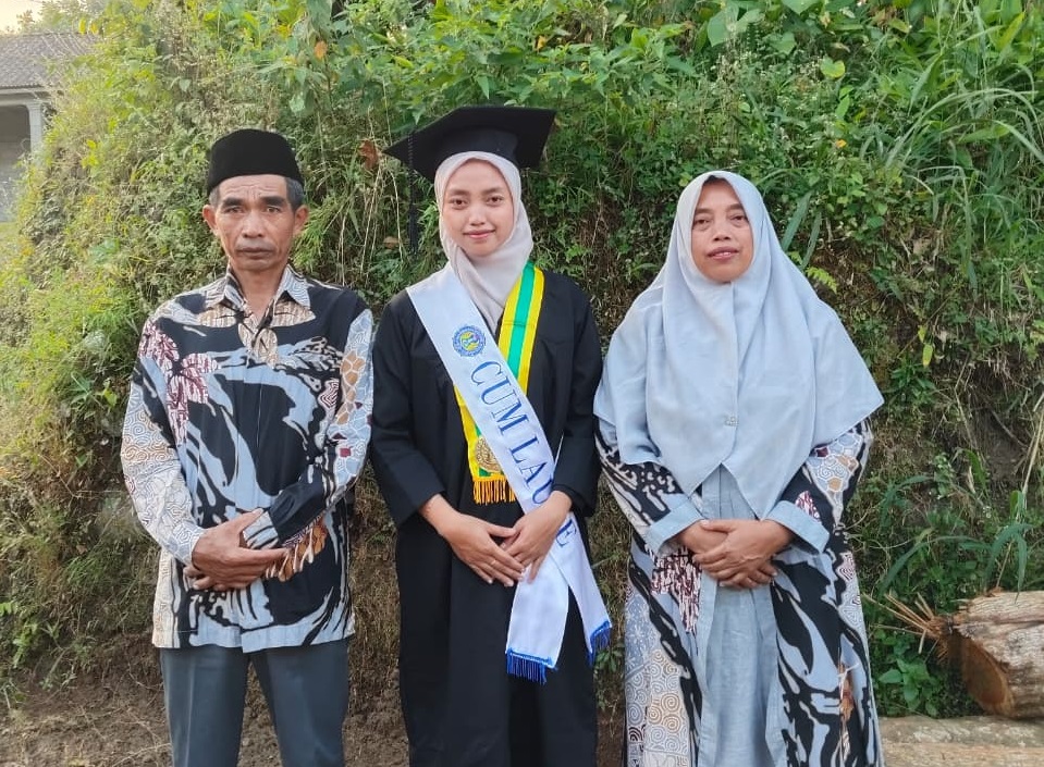 Inspiratif! Gadis Asal Klaten Ini Bagi Waktu Kuliah, Kerja, dan Usaha hingga Raih ...