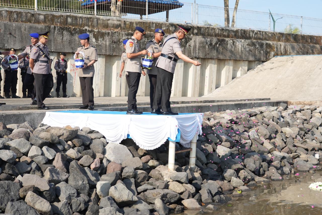 Peringati Hari Bhayangkara ke-80, Polda DIY Gelar Ziarah dan Tabur Bunga di Laut