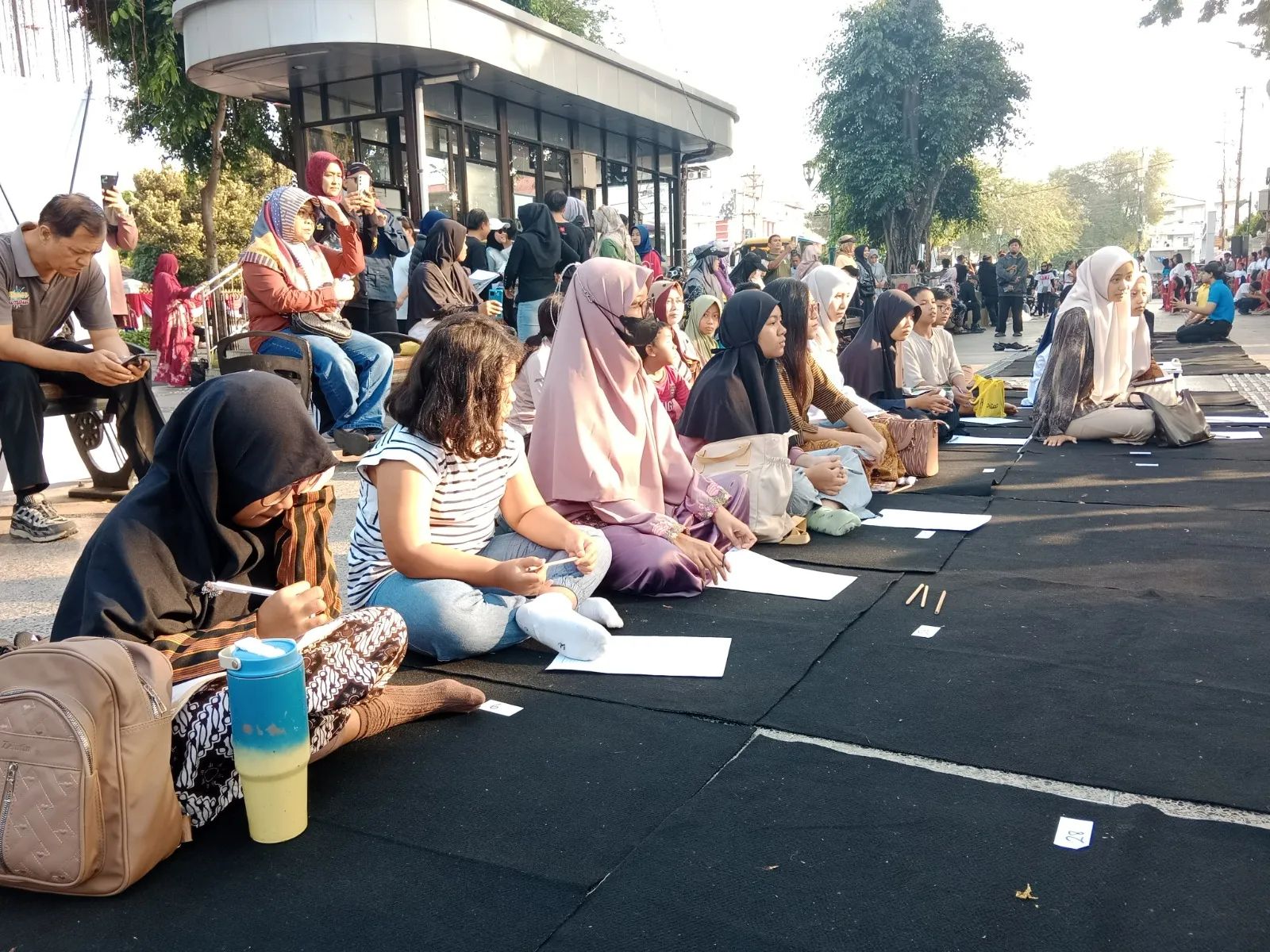 Wayah Dalem Sri Sultan HB X Ajari Aksara Jawa di Malioboro, Setu Sinau ...