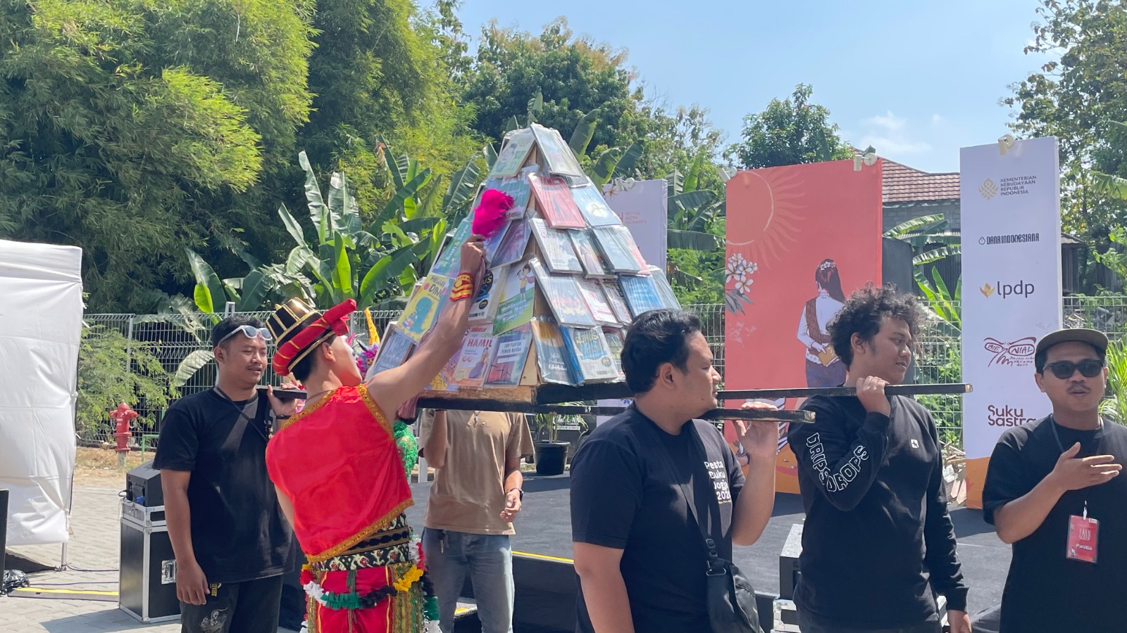 Festival Sastra Yogyakarta 2026 Dibuka dengan Rayahan Gunungan Buku, Ribuan Judul Siap Diburu ...