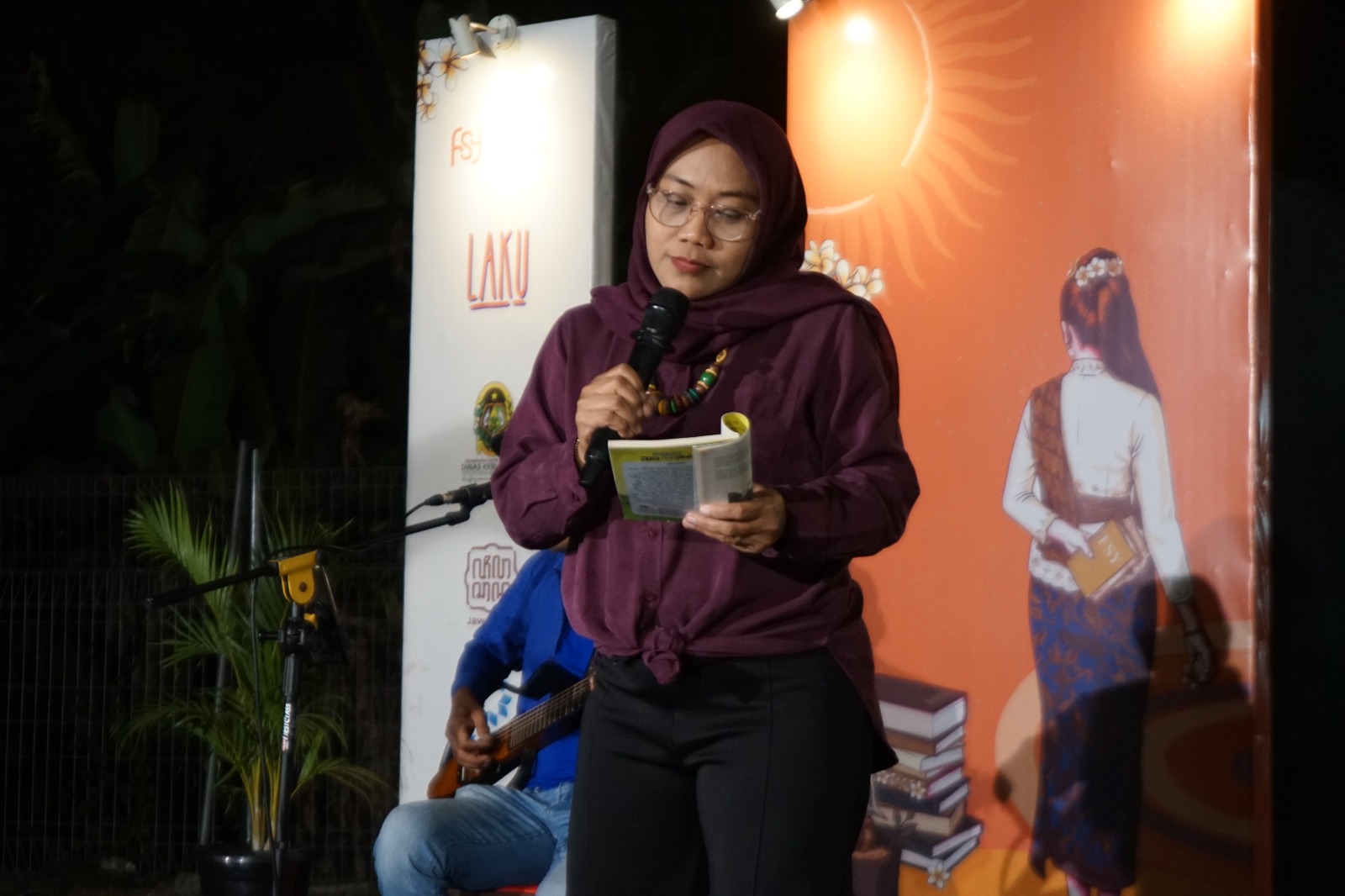 Poetry Jam FSY 2026: Saat Pengunjung Turun dari Kursi dan Membacakan Puisi