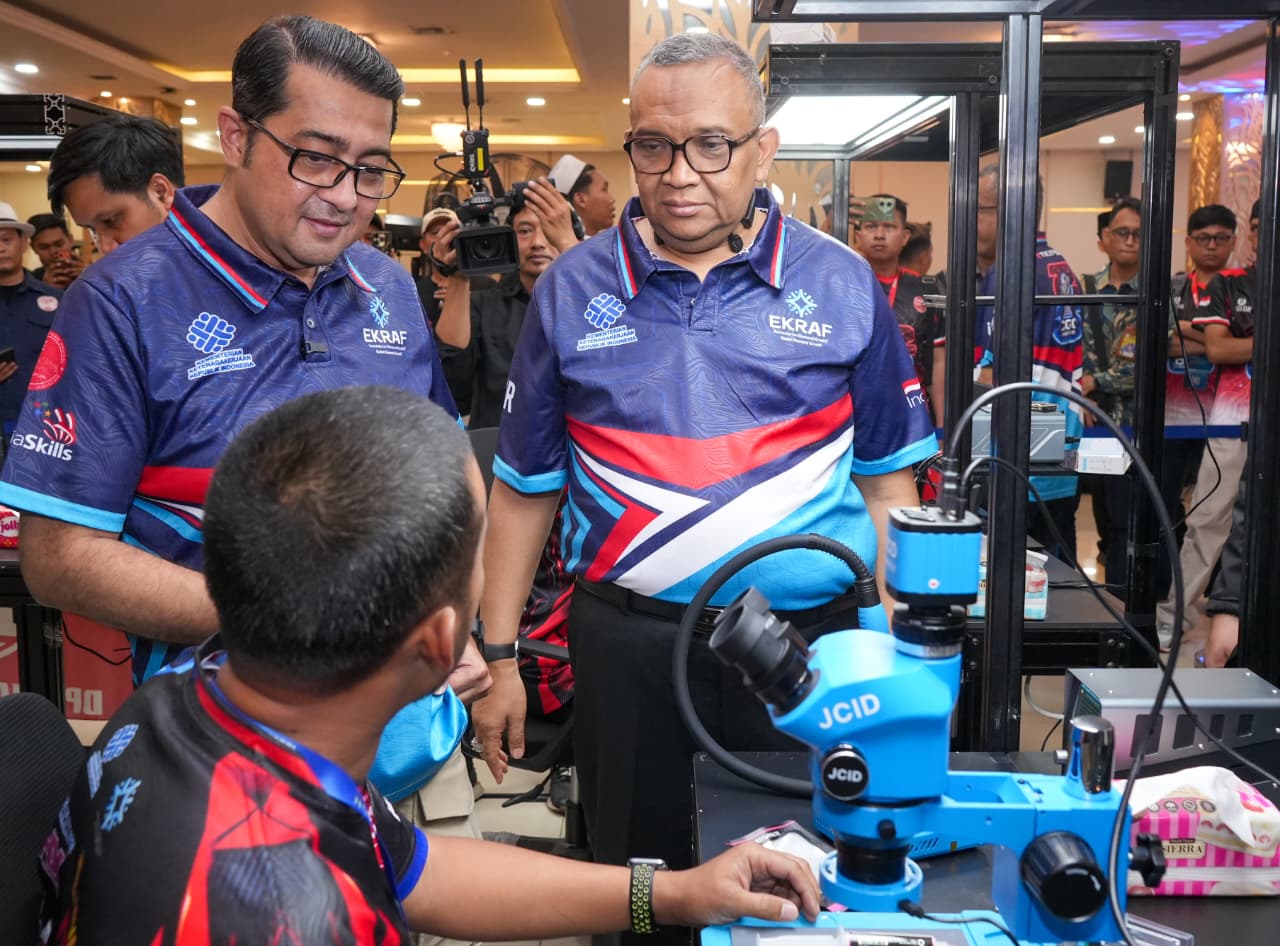 Teknisi Ponsel Tak Lagi Sekadar Bisa Reparasi, Wamenaker Tekankan Kompetensi Presisi