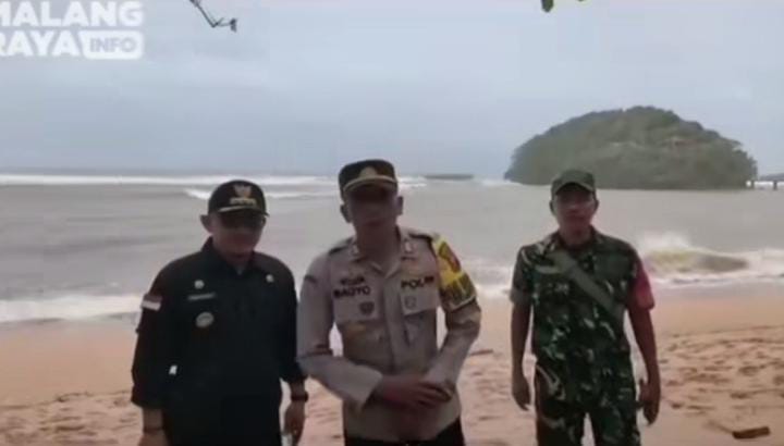 Orang hilang terseret ombak di Pantai Malang
