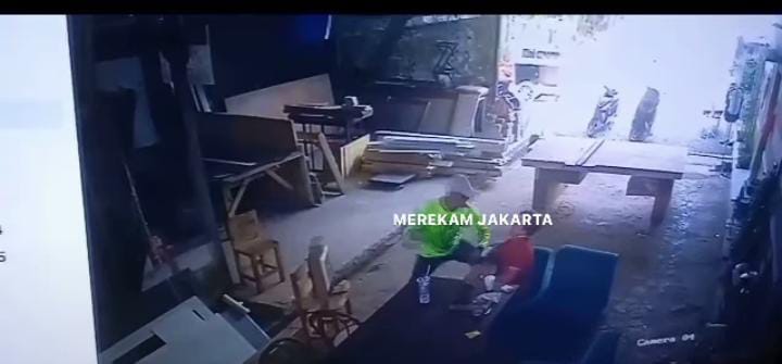 Seorang pria ditimpuk batu di Pancoran Jakarta Selatan