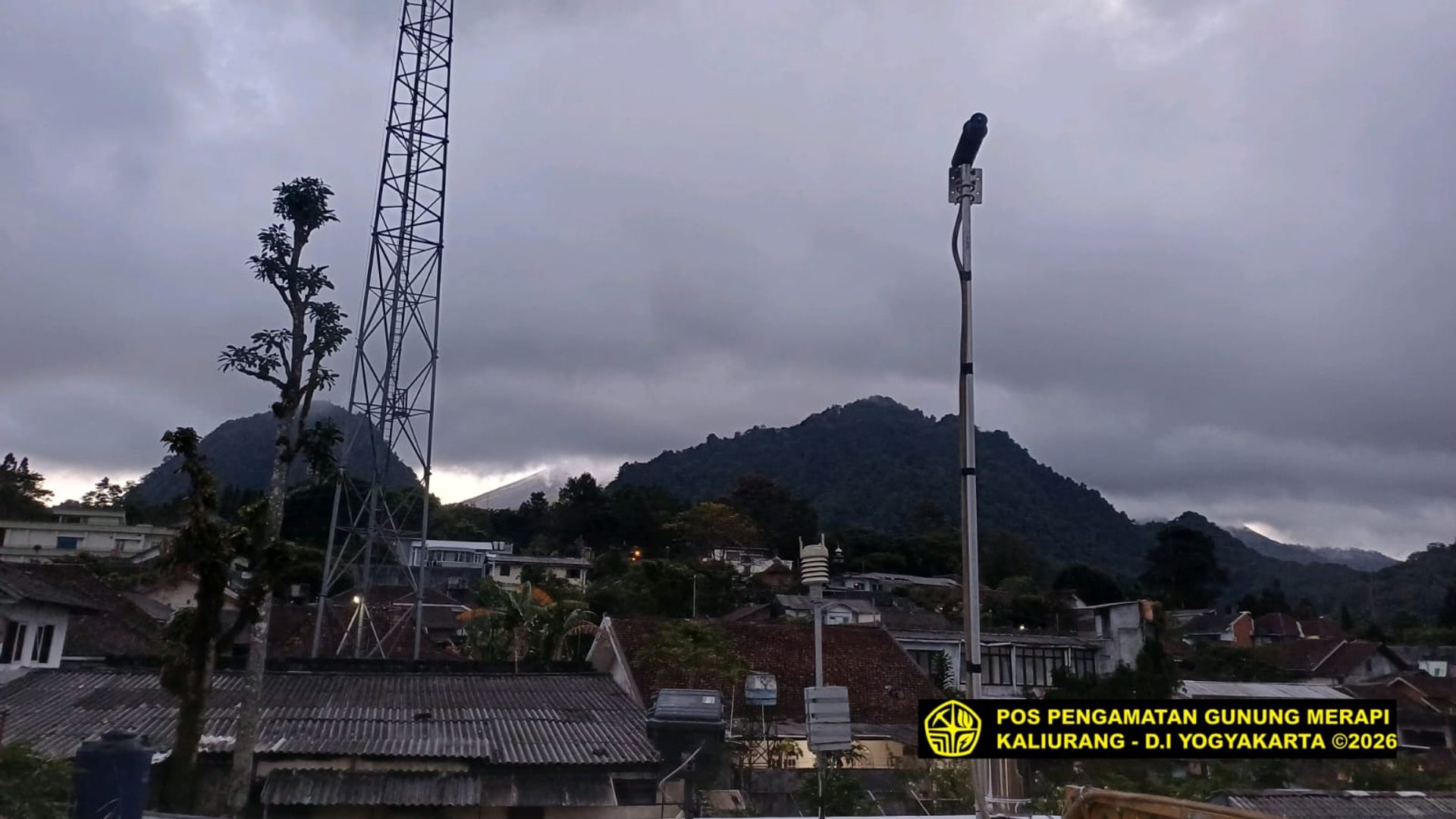 Aktivitas Gunung Merapi Hari Ini: 5 Kali Guguran Lava Sejauh 1,8 Km, Status ...