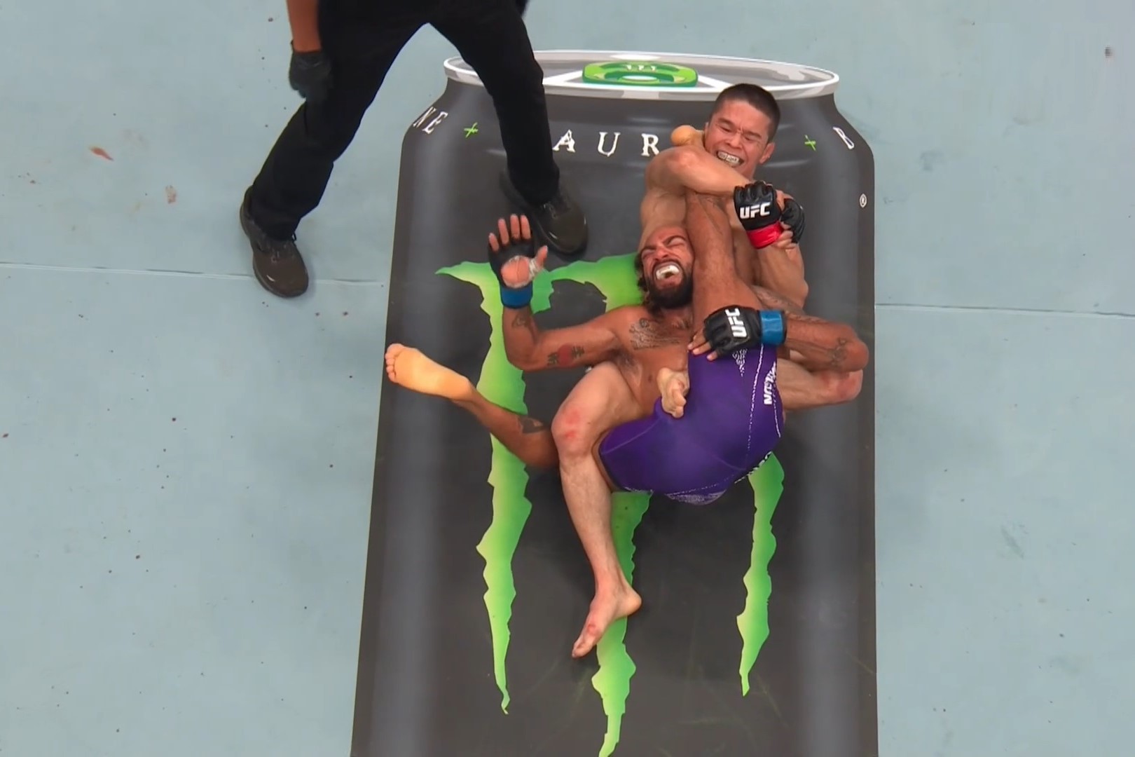 Submission Langka Gegerkan UFC Baku! Asu Almabayev Paksa Charles Johnson Menyerah dengan Suloev ...
