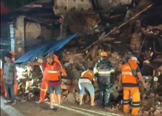 Bangunan Bekas Pabrik Roti di Bukit Duri Ambruk, 3 Motor Tertimpa Reruntuhan
