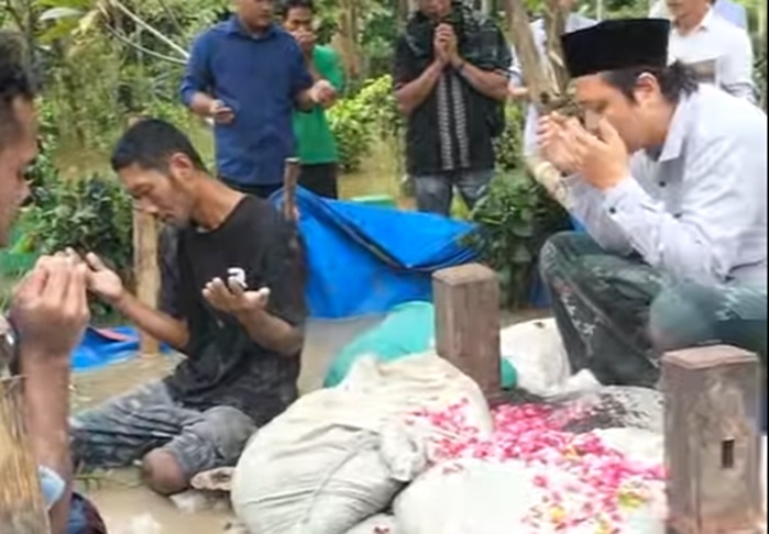 Potret Pemakaman Warga saat Dilanda Banjir di Wonosalam Demak, Genangan Tinggi Tak Kunjung ...