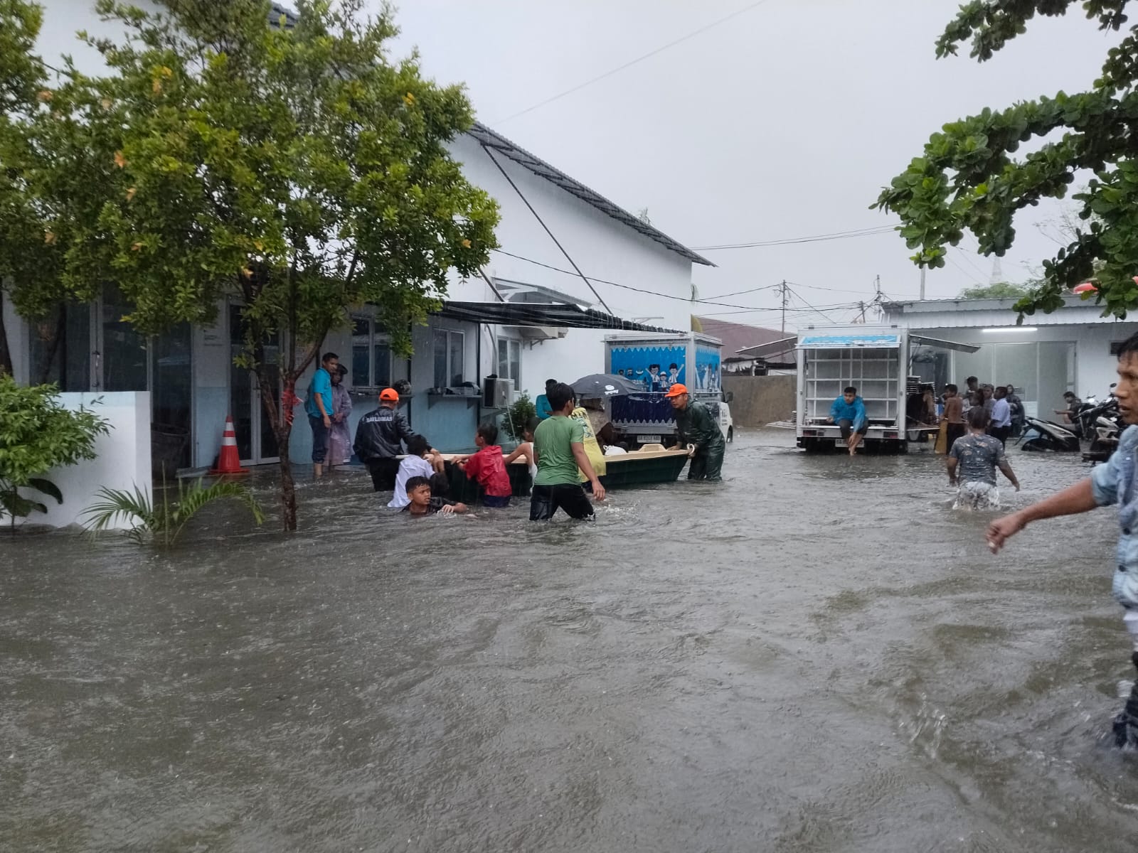 Banjir Padang Berangsur Surut, Warga Mulai Kembali ke Rumah usai Genangan Capai 1,5 ...