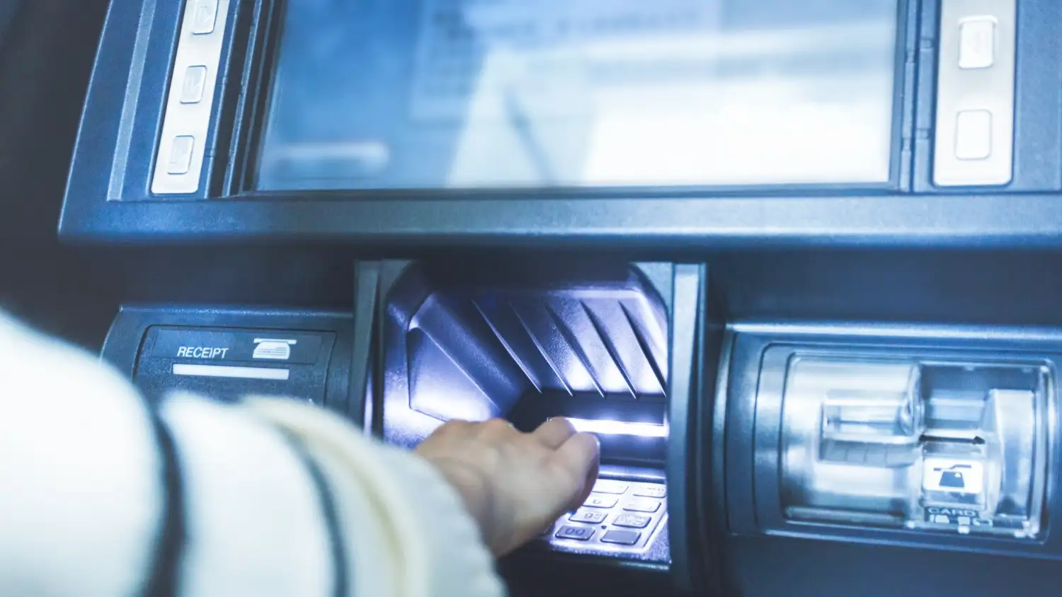 Tips Aman Ambil Uang di ATM