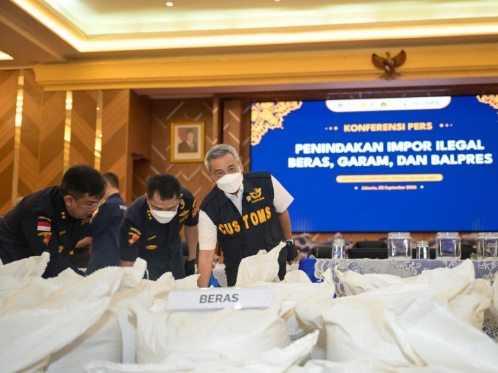 Bea Cukai Amankan 30 Kontainer dan 1.435 Bale Pakaian Impor, Menkeu Minta Pasar ...