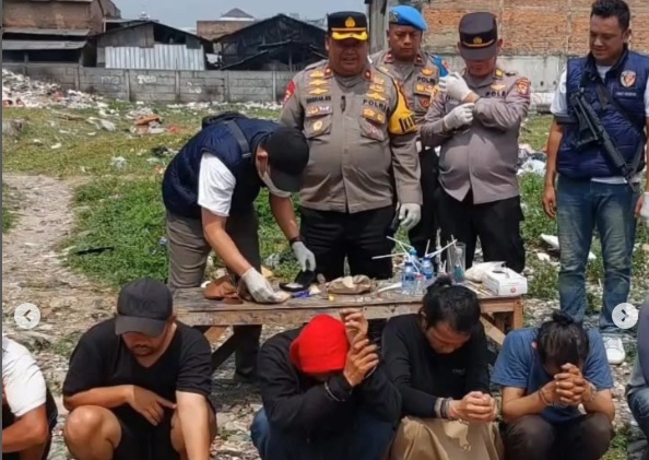 Penggerebekan Kampung Boncos : Polisi Amankan 6 Pria, Narkoba Hingga Sajam