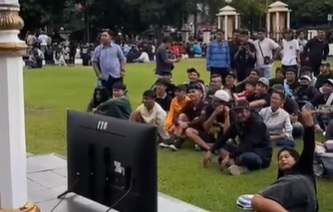 Ratusan Bonek Nobar di Mako Brimob Surakarta Gegara Gagal Masuk Stadion