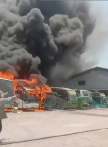 Kebakaran Bus di PO Sahabat Tegalsari Cirebon 18 Oktober 2023, Api Besar Melahap Kendaraan Terparkir