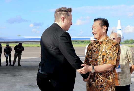 Disambut Luhut, Elon Musk Tiba di Bali untuk Resmikan Starlink