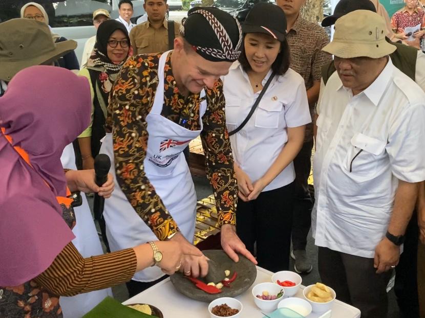 Seru! Momen Menteri Kehutanan RI dan Dubes Inggris Mencoba Masak Sambal Krecek Saat ...