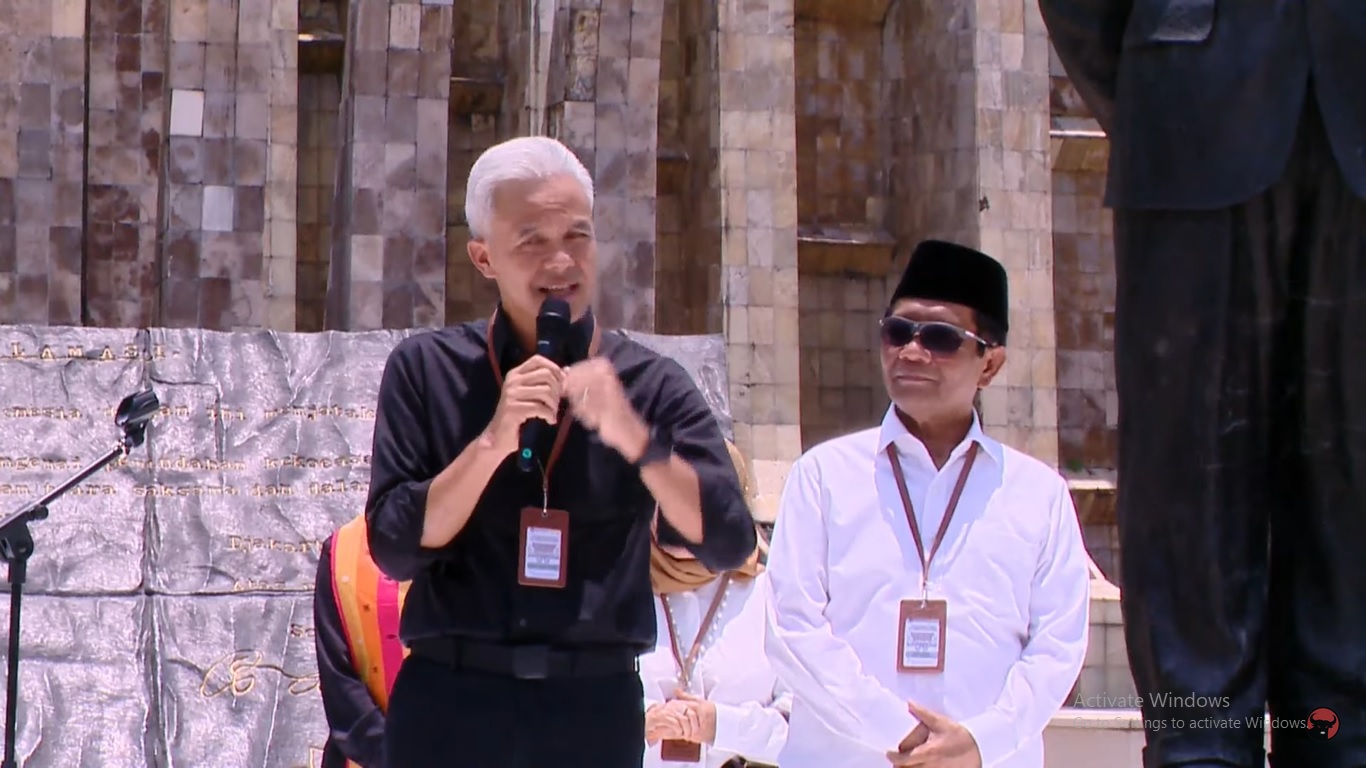 Daftar ke KPU, Mahfud MD Pakai Baju Putih Pilpres 2019 saat Batal Jadi Cawapres Jokowi