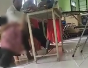 Viral! Guru di Malang Piting Leher Murid Gegara Telat Masuk Kelas