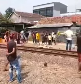 anak SD tertabrak kereta api di Kosambi Karawang