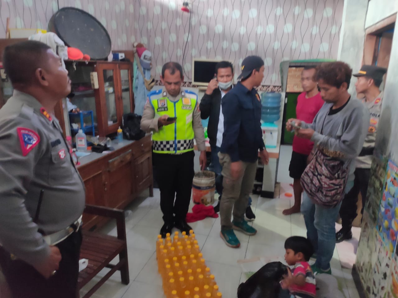 Polisi Sita Ratusan Botol Miras Jenis AL, Penjual Simpan Miras di Dalam Lemari