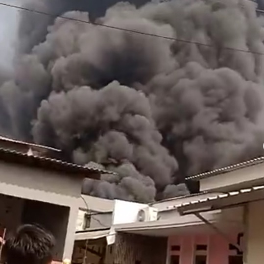 kebakaran pabrik plastik di Kosambi Tangerang