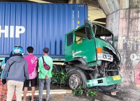 Gegara Pecah Ban, Truk Trailer Serempet 2 Motor di Ancol Jakut