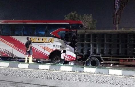 Kecelakaan Bus Vs Truk di Banguntapan Bantul Hari ini, Sopir Tewas Terjepit