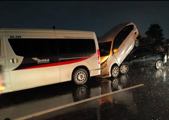 Kecelakaan Beruntun Di Tol Purbaleunyi KM 146 Arah Jakarta, 2 Mobil ...