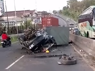 Kecelakaan di Semarang Pagi ini, Mobil Pick Up Terguling di Depan Cimory