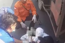 Motor Tabrak Truk Trailer di Jalan Ikan Dorang Surabaya, Lansia Luka Parah