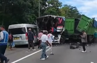 Kecelakaan Beruntun di Tol Cipularang : Bus, Truk dan Minibus Ringsek Parah