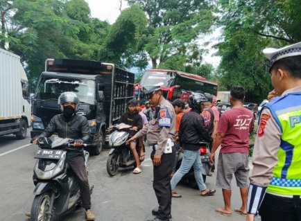 7 Kendaraan Terlibat Kecelakaan di Leles Garut Hari ini, 9 Orang Luka-Luka