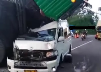 Geger Truk Tronton Timpa Mobil Travel di Tanjakan Keboan Boyolali