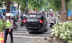 Gegara Laka Tunggal, Mobil Terbalik di Semarang dan Sebabkan Macet