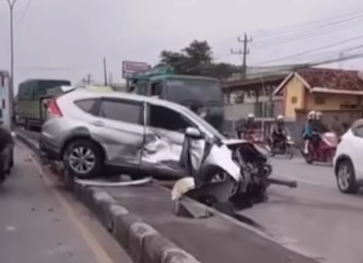 Kecelakaan di Terboyo Semarang Hari ini, Mobil Ringsek Nangkring di Atas Pembatas Jalan