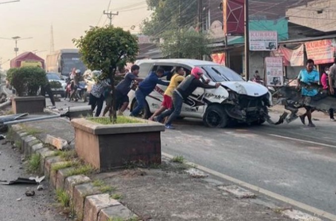 Kecelakaan di Klari Karawang, Diduga Supir Mengantuk hingga Minibus Tabrak Pembatas Jalan